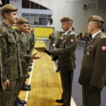 27.09.2019 Kielce. Święto Wojsk Obrony Terytorialnej. Gen. bryg. Artur Dębczak i płk Artur Barański honorują wyróżnionych żołnierzy / Jarosław Kubalski / Radio Kielce