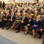 02.10.2019 Kielce. Politechnika Świętokrzyska. Inauguracja roku akademickiego. W pierwszym rzędzie od lewej: biskup Jan Piotrowski, poseł Krzysztof Lipiec, wiceminister spraw zagranicznych Piotr Wawrzyk, poseł Michał Cieślak, wicemarszałek Renata Janik, prezydent Bogdan Wenta, poseł Maria Zuba, wiceminister sportu i turystyki Anna Krupka i doradca wojewody Wiktor Kowalski / Jarosław Kubalski / Radio Kielce