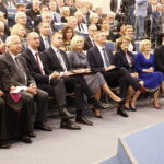 02.10.2019 Kielce. Politechnika Świętokrzyska. Inauguracja roku akademickiego. W pierwszym rzędzie od lewej: biskup Jan Piotrowski, poseł Krzysztof Lipiec, wiceminister spraw zagranicznych Piotr Wawrzyk, poseł Michał Cieślak, wicemarszałek Renata Janik, prezydent Bogdan Wenta, poseł Maria Zuba, wiceminister sportu i turystyki Anna Krupka i doradca wojewody Wiktor Kowalski / Jarosław Kubalski / Radio Kielce