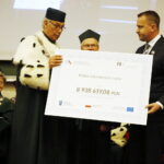 02.10.2019 Kielce. Politechnika Świętokrzyska. Inauguracja roku akademickiego. Poseł Michał Cieślak przekazał symbolicznie rektorowi Wiesławowi Trąmpczyńskiemu wsparcie od Ministerstwa Nauki i Szkolnictwa Wyższego oraz Narodowego Centrum Badań i Rozwoju dla Politechniki Świętokrzyskiej / Jarosław Kubalski / Radio Kielce