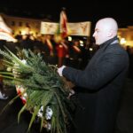 13.12.2019 Kielce. Uroczystości w 38. rocznicę wprowadzenia stanu wojennego. Złożenie kwiatów pod pomnikiem księdza Jerzego Popiełuszki. Wicewojewoda Rafał Nowak / Jarosław Kubalski / Radio Kielce