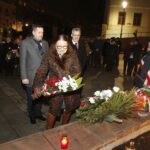 13.12.2019 Kielce. Uroczystości w 38. rocznicę wprowadzenia stanu wojennego. Złożenie kwiatów pod pomnikiem księdza Jerzego Popiełuszki. Radni Marianna Noworycka-Gniatkowska, Jarosław Karyś i Tadeusz Kozior / Jarosław Kubalski / Radio Kielce