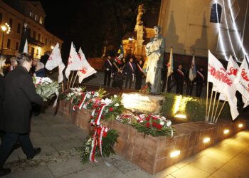 13.12.2019 Kielce. Uroczystości w 38. rocznicę wprowadzenia stanu wojennego. Złożenie kwiatów pod pomnikiem księdza Jerzego Popiełuszki / Jarosław Kubalski / Radio Kielce