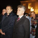 13.12.2019 Kielce. Uroczystości w 38. rocznicę wprowadzenia stanu wojennego. Złożenie kwiatów pod pomnikiem księdza Jerzego Popiełuszki. Starosta Mirosław Gebski i senator Krzysztof Słoń / Jarosław Kubalski / Radio Kielce