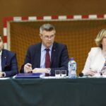 09.01.2020 Kielce. Spotkanie "peryferia" w Szkole Podstawowej nr 23 przy ulicy Łanowej. Zastępca prezydenta Kielc Marcin Różycki, prezydent Bogdan Wenta i zastępca prezydenta Bożena Szczypiór / Jarosław Kubalski / Radio Kielce