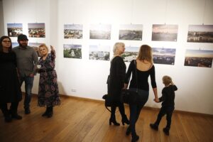 09.01.2020 Kielce. Wernisaż wystawy fotograficznej "To tu. Moje Świętokrzyskie" / Jarosław Kubalski / Radio Kielce