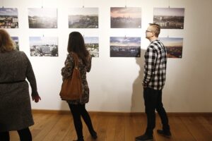 09.01.2020 Kielce. Wernisaż wystawy fotograficznej "To tu. Moje Świętokrzyskie" / Jarosław Kubalski / Radio Kielce