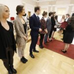 30.01.2020 Kielce. UJK. Stypendia ministra nauki i szkolnictwa wyższego dla studentów. Wręczył je rektor UJK prof. Jacek Semaniak / Jarosław Kubalski / Radio Kielce