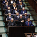Warszawa. Sejm. Pierwsze posiedzenie izby IX kadencji - ślubowanie. Ślubowanie składa Jarosław Kaczyński - poseł Prawa i Sprawiedliwości / Jarosław Kubalski / Radio Kielce