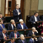 Warszawa. Sejm. Pierwsze posiedzenie izby IX kadencji. Ślubowanie składa Michał Cieślak - poseł Porozumienia / Jarosław Kubalski / Radio Kielce