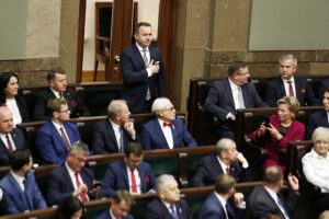 Warszawa. Sejm. Pierwsze posiedzenie izby IX kadencji. Ślubowanie składa Michał Cieślak - poseł Porozumienia / Jarosław Kubalski / Radio Kielce