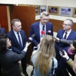 14.01.2020 Kielce. UM. Od lewej: Mirosław Banach -  prezes Przedsiębiorstwa Gospodarki Odpadami w Kielcach, Robert Jaworski - burmistrz Chęcin, Bogdan Wenta - prezydent Kielc i Arkadiusz Kubiec - zastępca prezydenta Kielc / Jarosław Kubalski / Radio Kielce