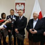 27.01.2020 Kielce. Konferencja u wojewody dotycząca powiatu kieleckiego, który jest liderem krajowym w pozyskaniu funduszy rządowych na drogi. Od lewej: Starosta Mirosław Gębski, wojewoda Zbigniew Koniusz, poseł Krzysztof Lipiec i Cezary Majcher - członek Zarządu Powiatu w Kielcach  / Jarosław Kubalski / Radio Kielce