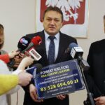 27.01.2020 Kielce. Konferencja u wojewody dotycząca powiatu kieleckiego, który jest liderem krajowym w pozyskaniu funduszy rządowych na drogi. Starosta Mirosław Gębski i wojewoda Zbigniew Koniusz / Jarosław Kubalski / Radio Kielce