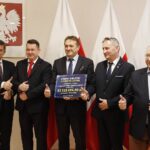 27.01.2020 Kielce. Konferencja u wojewody dotycząca powiatu kieleckiego, który jest liderem krajowym w pozyskaniu funduszy rządowych na drogi. Od lewej: Andrzej Pruś - przewodniczący sejmiku, Cezary Majcher - członek Zarządu Powiatu w Kielcach, Mirosław Gębski - starosta kielecki, Zbigniew Koniusz - wojewoda i Krzysztof Lipiec - poseł PiS / Jarosław Kubalski / Radio Kielce