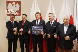 27.01.2020 Kielce. Konferencja u wojewody dotycząca powiatu kieleckiego, który jest liderem krajowym w pozyskaniu funduszy rządowych na drogi. Od lewej: Andrzej Pruś - przewodniczący sejmiku, Cezary Majcher - członek Zarządu Powiatu w Kielcach, Mirosław Gębski - starosta kielecki, Zbigniew Koniusz - wojewoda i Krzysztof Lipiec - poseł PiS / Jarosław Kubalski / Radio Kielce