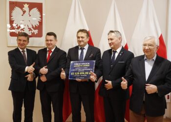 27.01.2020 Kielce. Konferencja u wojewody dotycząca powiatu kieleckiego, który jest liderem krajowym w pozyskaniu funduszy rządowych na drogi. Od lewej: Andrzej Pruś - przewodniczący sejmiku, Cezary Majcher - członek Zarządu Powiatu w Kielcach, Mirosław Gębski - starosta kielecki, Zbigniew Koniusz - wojewoda i Krzysztof Lipiec - poseł PiS / Jarosław Kubalski / Radio Kielce