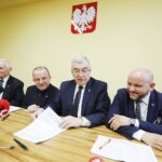 28.01.2020 Kielce. Urząd Marszałkowski. Podpisanie umów na dofinansowanie Wojewódzkiego Szpitala Zespolonego oraz gminy Dwikozy. Od lewej: Marek Jońca - członek zarządu województwa, Marek Bogusławski - wicemarszałek, Andrzej Bętkowski - marszałek i Mariusz Gosek - członek zarządu województwa / Jarosław Kubalski / Radio Kielce