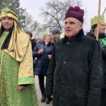06.01.2020 Obrazów. Orszak Trzech Króli. Na zdjęciu (od lewej): Kamil Stępień - jako król Melchior i biskup Krzysztof Nitkiewicz / Grażyna Szlęzak-Wójcik / Radio Kielce