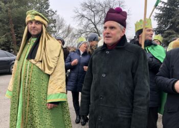 06.01.2020 Obrazów. Orszak Trzech Króli. Na zdjęciu (od lewej): Kamil Stępień - jako król Melchior i biskup Krzysztof Nitkiewicz / Grażyna Szlęzak-Wójcik / Radio Kielce