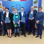 28.01.2020. Starachowice, Podpisanie umowy na wprowadzenie Karty za Jeden Uśmiech. Na zdjęciu: wicestarosta starachowicki Dariusz Dąbrowski, wójt gminy Mirzec Mirosław Seweryn, wójt gminy Brody Marzena Bernat, starosta starachowicki Piotr Babicki, prezes Fundacji Nasze Zdrowie Agnieszka Polak, prezydent Starachowic Marek Materek, wójt gminy Pawłów Marek Wojtas, burmistrz Wąchocka Jarosław Samela / Anna Głąb / Radio Kielce