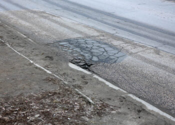 24.2.2015 Kielce. Miejski Zarząd Dróg w Kielcach od trzech lat nie jest wstanie znaleźć kilkudziesięciu tysięcy złotych na położenie asfaltu na drodze osiedlowej przy ulicy Zagórskiej w Kielcach. / Wojciech Habdas / Radio Kielce