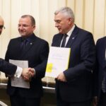 28.01.2020. Kielce. Podpisanie umowy na termomodernizację Wojewódzkiego Szpitala Zespolonego. Na zdjęciu (od lewej): Bartosz Stemplewski - dyrektor Wojewódzkiego Szpitala Zespolonego, Marek Bogusławski - wicemarszałek województwa świętokrzyskiego, Andrzej Bętkowski - marszałek województwa świętokrzyskiego, Mariusz Gosek - członek zarządu województwa świętokrzyskiego / Urząd Marszałkowski Województwa Świętokrzysk9iego