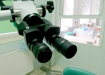 Mikroskop na oddziale laryngologii w ostrowieckiej lecznicy, niezbędny sprzęt w przeprowadzaniu operacji ucha / Emilia Sitarska / Radio Kielce