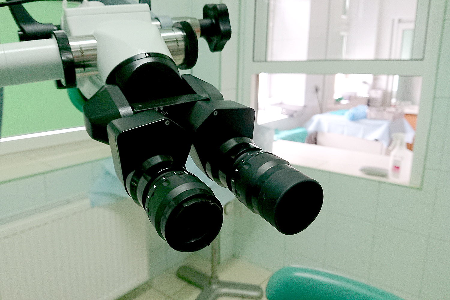 Mikroskop na oddziale laryngologii w ostrowieckiej lecznicy, niezbędny sprzęt w przeprowadzaniu operacji ucha / Emilia Sitarska / Radio Kielce