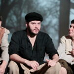 "Widnokrąg" Wiesława Myśliwskiego -  próba w Teatrze im. Stefana Żeromskiego w Kielcach. Na zdjęciu (od lewej): Artur Słaboń (ksiądz), Andrzej Plata (Fredek Gruz) i Dawid Żłobiński (wujek Władek) / Marzena Mąkosa / Radio Kielce