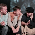 "Widnokrąg" Wiesława Myśliwskiego -  próba w Teatrze im. Stefana Żeromskiego w Kielcach. Na zdjęciu (od lewej): Łukasz Pruchniewicz (wujek Stefan), Artur Słaboń (ksiądz), Andrzej Plata (Fredek Gruz) / Marzena Mąkosa / Radio Kielce