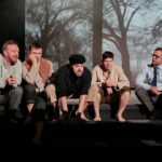 "Widnokrąg" Wiesława Myśliwskiego -  próba w Teatrze im. Stefana Żeromskiego w Kielcach. Na zdjęciu (od lewej): Łukasz Pruchniewicz (wujek Stefan), Artur Słaboń (ksiądz), Andrzej Plata (Fredek Gruz), Dawid Żłobiński (wujek Władek) i Wojciech Niemczyk (narrator) / Marzena Mąkosa / Radio Kielce