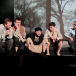 "Widnokrąg" Wiesława Myśliwskiego -  próba w Teatrze im. Stefana Żeromskiego w Kielcach. Na zdjęciu (od lewej): Łukasz Pruchniewicz (wujek Stefan), Artur Słaboń (ksiądz), Andrzej Plata (Fredek Gruz), Dawid Żłobiński (wujek Władek) i Wojciech Niemczyk (narrator) / Marzena Mąkosa / Radio Kielce