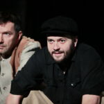 "Widnokrąg" Wiesława Myśliwskiego -  próba w Teatrze im. Stefana Żeromskiego w Kielcach. Na zdjęciu (od lewej): Artur Słaboń (ksiądz) i Andrzej Plata (Fredek Gruz) / Marzena Mąkosa / Radio Kielce