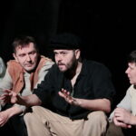 "Widnokrąg" Wiesława Myśliwskiego -  próba w Teatrze im. Stefana Żeromskiego w Kielcach. Na zdjęciu (od lewej): Łukasz Pruchniewicz (wujek Stefan), Artur Słaboń (ksiądz), Andrzej Plata (Fredek Gruz) i Dawid Żłobiński (wujek Władek) / Marzena Mąkosa / Radio Kielce