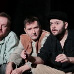 "Widnokrąg" Wiesława Myśliwskiego -  próba w Teatrze im. Stefana Żeromskiego w Kielcach. Na zdjęciu (od lewej): Łukasz Pruchniewicz (wujek Stefan), Artur Słaboń (ksiądz) i Andrzej Plata (Fredek Gruz) / Marzena Mąkosa / Radio Kielce