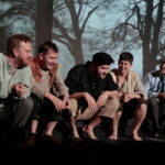 "Widnokrąg" Wiesława Myśliwskiego -  próba w Teatrze im. Stefana Żeromskiego w Kielcach. Na zdjęciu (od lewej): Łukasz Pruchniewicz (wujek Stefan), Artur Słaboń (ksiądz), Andrzej Plata (Fredek Gruz), Dawid Żłobiński (wujek Władek) i Wojciech Niemczyk (narrator) / Marzena Mąkosa / Radio Kielce