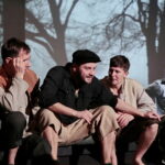 "Widnokrąg" Wiesława Myśliwskiego -  próba w Teatrze im. Stefana Żeromskiego w Kielcach. Na zdjęciu (od lewej): Łukasz Pruchniewicz (wujek Stefan), Artur Słaboń (ksiądz), Andrzej Plata (Fredek Gruz), Dawid Żłobiński (wujek Władek) i Wojciech Niemczyk (narrator) / Marzena Mąkosa / Radio Kielce