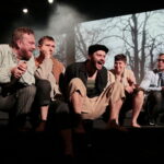 "Widnokrąg" Wiesława Myśliwskiego -  próba w Teatrze im. Stefana Żeromskiego w Kielcach. Na zdjęciu (od lewej): Łukasz Pruchniewicz (wujek Stefan), Artur Słaboń (ksiądz), Andrzej Plata (Fredek Gruz), Dawid Żłobiński (wujek Władek) i Wojciech Niemczyk (narrator) / Marzena Mąkosa / Radio Kielce