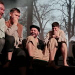 "Widnokrąg" Wiesława Myśliwskiego -  próba w Teatrze im. Stefana Żeromskiego w Kielcach. Na zdjęciu (od lewej): Łukasz Pruchniewicz (wujek Stefan), Artur Słaboń (ksiądz), Andrzej Plata (Fredek Gruz), Dawid Żłobiński (wujek Władek) i Wojciech Niemczyk (narrator) / Marzena Mąkosa / Radio Kielce