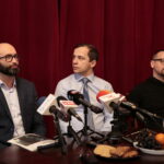 Konferencja w Teatrze im. Stefana Żeromskiego w Kielcach. Na zdjęciu (od lewej): Michał Kotański - reżyser, Wojciech Niemczyk - narracja i Radosław Paczocha - adaptacja / Marzena Mąkosa / Radio Kielce