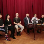 Konferencja w Teatrze im. Stefana Żeromskiego w Kielcach. Na zdjęciu (od lewej): Szymon Dobosik - choreografia, Kornelia Dzikowska - kostiumy, Lubomir Grzelak - muzyka, Michał Kotański - reżyser, Wojciech Niemczyk - narrator i Radosław Paczocha - adaptacja / Marzena Mąkosa / Radio Kielce