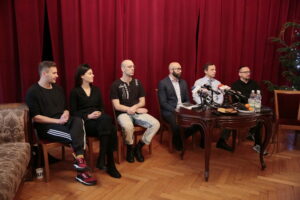 Konferencja w Teatrze im. Stefana Żeromskiego w Kielcach. Na zdjęciu (od lewej): Szymon Dobosik - choreografia, Kornelia Dzikowska - kostiumy, Lubomir Grzelak - muzyka, Michał Kotański - reżyser, Wojciech Niemczyk - narrator i Radosław Paczocha - adaptacja / Marzena Mąkosa / Radio Kielce