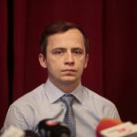 Konferencja w Teatrze im. Stefana Żeromskiego w Kielcach. Wojciech Niemczyk - narrator  / Marzena Mąkosa / Radio Kielce