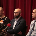 Konferencja w Teatrze im. Stefana Żeromskiego w Kielcach. Na zdjęciu (od lewej): Lubomir Grzelak - muzyka, Michał Kotański - reżyseria i Wojciech Niemczyk - narracja / Marzena Mąkosa / Radio Kielce