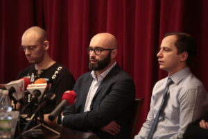 Konferencja w Teatrze im. Stefana Żeromskiego w Kielcach. Na zdjęciu (od lewej): Lubomir Grzelak - muzyka, Michał Kotański - reżyseria i Wojciech Niemczyk - narracja / Marzena Mąkosa / Radio Kielce