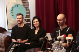 Konferencja w Teatrze im. Stefana Żeromskiego w Kielcach. Na zdjęciu (od lewej): Szymon Dobosik - choreografia, Kornelia Dzikowska - kostiumy i Lubomir Grzelak - muzyka / Marzena Mąkosa / Radio Kielce