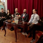 Konferencja w Teatrze im. Stefana Żeromskiego w Kielcach. Na zdjęciu (od lewej): Szymon Dobosik - choreografia, Kornelia Dzikowska - kostiumy, Lubomir Grzelak - muzyka, Michał Kotański - reżyser, Wojciech Niemczyk - narrator i Radosław Paczocha - adaptacja / Marzena Mąkosa / Radio Kielce