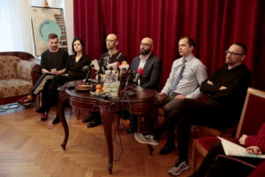 Konferencja w Teatrze im. Stefana Żeromskiego w Kielcach. Na zdjęciu (od lewej): Szymon Dobosik - choreografia, Kornelia Dzikowska - kostiumy, Lubomir Grzelak - muzyka, Michał Kotański - reżyser, Wojciech Niemczyk - narrator i Radosław Paczocha - adaptacja / Marzena Mąkosa / Radio Kielce