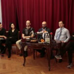 Konferencja w Teatrze im. Stefana Żeromskiego w Kielcach. Na zdjęciu (od lewej): Szymon Dobosik - choreografia, Kornelia Dzikowska - kostiumy, Lubomir Grzelak - muzyka, Michał Kotański - reżyser, Wojciech Niemczyk - narrator i Radosław Paczocha - adaptacja / Marzena Mąkosa / Radio Kielce